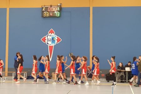saudo-entre-equipo-tras-un-partido-de-baloncesto-feminino