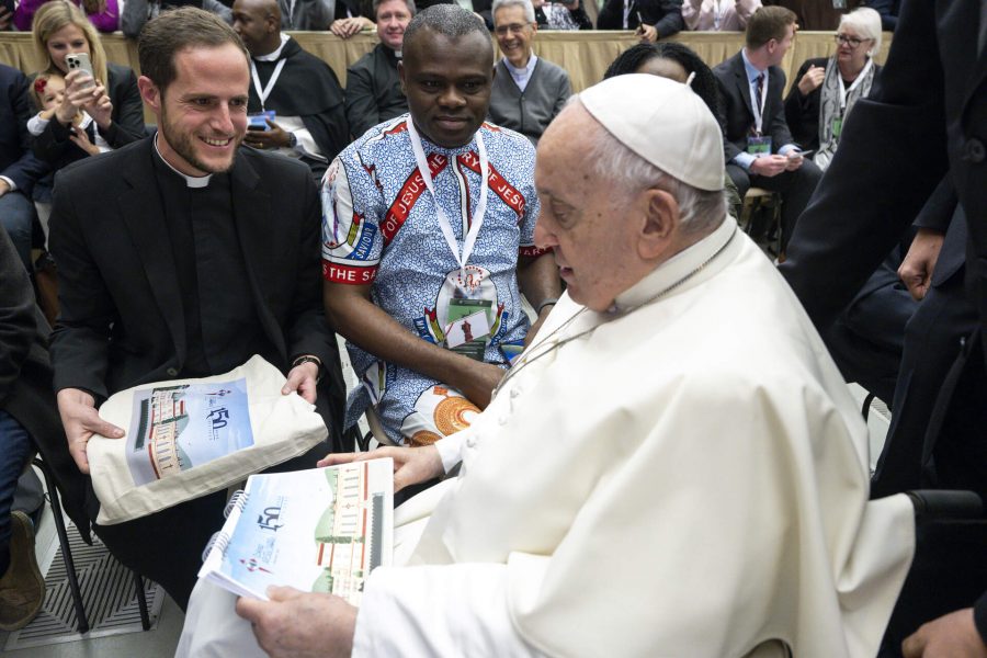 O Papa recibe en Roma un agasallo moi especial do alumnado do colexio